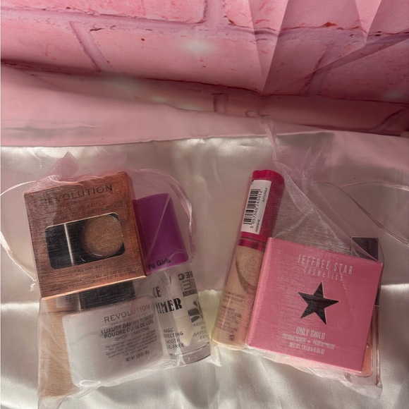 Mystery bag of 5 pieces of makeup. - Picture 2 of 4